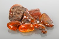 Lot 1825 - QUANTITY OF RAW AND UNWORKED AMBER...