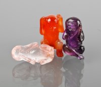 Lot 1826 - THREE CARVED MONKEYS IN ROSE QUARTZ, AMETHYST...