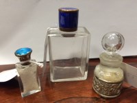 Lot 554 - GEORGE V PERIOD SCENT BOTTLE with midnight...