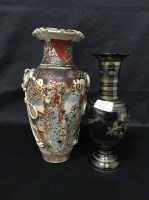 Lot 129 - LOT OF ORIENTAL ITEMS TO INCLUDE VASES, GLASS...