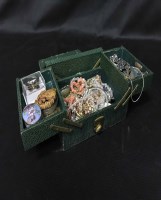 Lot 133 - GOOD GROUP OF COSTUME JEWELLERY AND...