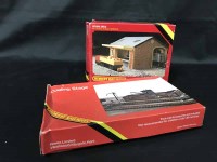 Lot 160 - LOT OF MODEL RAILWAY BUILDINGS AND ACCESSORIES...