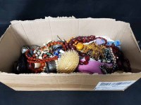 Lot 305 - MIXED COSTUME JEWELLERY AND COLLECTABLES