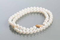 Lot 1989 - PEARL NECKLACE the slightly ovoid pearls...