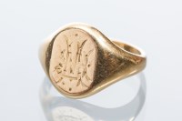 Lot 2010 - GENTLEMAN'S EIGHTEEN CARAT GOLD SIGNET RING...