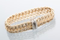 Lot 2013 - NINE CARAT GOLD WOVEN CHAIN BRACELET with...