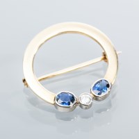 Lot 2017 - EIGHTEEN CARAT GOLD DIAMOND AND SAPPHIRE...