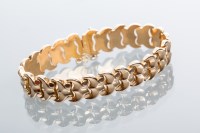 Lot 2018 - EIGHTEEN CARAT GOLD BRACELET formed of...