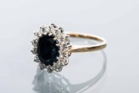 Lot 2036 - SAPPHIRE AND DIAMOND CLUSTER RING with a large...