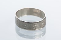Lot 2041 - GENTLEMAN'S WEDDING BAND hallmarked eighteen...
