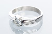 Lot 2049 - GENTLEMAN'S DIAMOND SOLITAIRE RING the...
