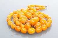 Lot 2050 - COLLECTION OF AMBER AND AMBER SIMULANT BEAD...