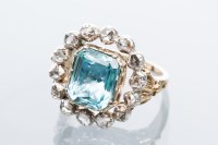 Lot 2098 - VICTORIAN AQUAMARINE AND DIAMOND CLUSTER RING...
