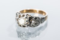 Lot 2121 - UNUSUAL DIAMOND SOLITAIRE RING the central...