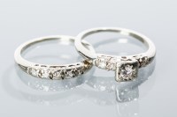 Lot 2129 - DIAMOND SOLITAIRE RING the central brilliant...