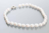 Lot 2133 - FRESHWATER PEARL NECKLACE with ovoid pearls...