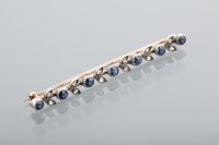 Lot 1641 - EDWARDIAN SAPPHIRE AND DIAMOND BAR BROOCH set...