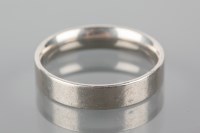 Lot 1667 - GENTLEMAN'S PLATINUM WEDDING BAND 5.9g, size V