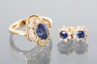 Lot 1685 - SAPPHIRE AND DIAMOND DRESS RING the central...