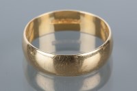 Lot 1764 - EIGHTEEN CARAT GOLD WEDDING BAND