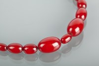 Lot 1780 - EARLY TWENTIETH CENTURY BAKELITE BEAD NECKLACE...