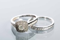Lot 2206 - DIAMOND CLUSTER RING the central brilliant cut...