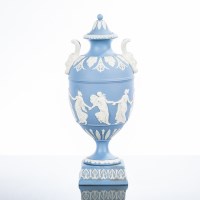 Lot 499 - WEDGWOOD BLUE JASPERWARE PEDESTAL VASE AND...