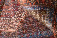 Lot 1073 - HAMADAN BORDERED RUG decorated with a large...