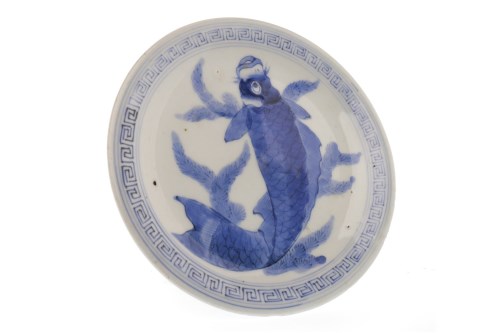 Lot 1052 - EARLY 20TH CENTURY JAPANESE PLATE painted with...