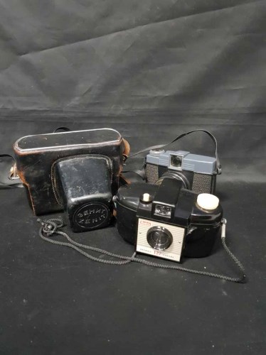 Lot 32 - LOT OF VARIOUS CAMERAS including Brownie,...