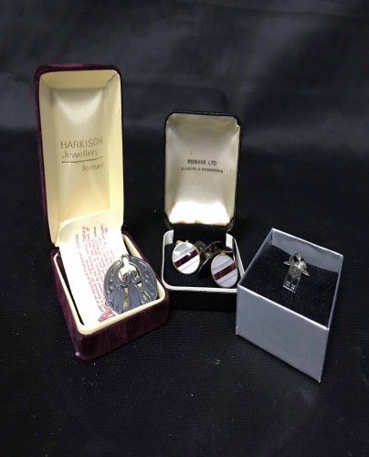 Lot 40 - LOT OF COSTUME JEWELLERY AND WATCHES