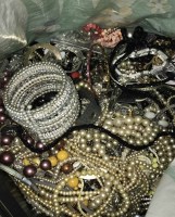 Lot 42 - COLLECTION OF VARIOUS COSTUME JEWELLERY