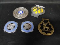 Lot 85 - LOT OF FOUR CAR BADGES AND ONE HORSE BRASS