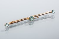 Lot 1637 - EARLY TWENTIETH CENTURY AQUAMARINE BAR BROOCH...