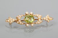 Lot 1653 - EDWARDIAN PERIDOT AND SEED PEARL BROOCH of...