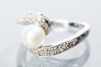 Lot 1659 - PEARL AND DIAMOND DRESS RING the large central...