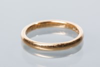 Lot 1662 - EIGHTEEN CARAT GOLD WEDDING BAND fully...