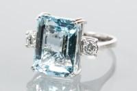 Lot 1753 - AQUAMARINE AND DIAMOND THREE STONE RING the...