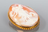 Lot 1771 - UNUSUAL CAMEO BROOCH the oval cameo depicting...