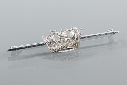 Lot 1790 - DIAMOND SET CROWN BAR BROOCH the crown set...