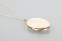 Lot 1814 - FIFTEEN CARAT GOLD LOCKET ON A CHAIN of oval...