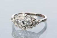 Lot 1818 - 1940s DIAMOND CLUSTER RING set with a row of...