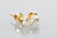 Lot 1880 - PAIR OF DIAMOND STUD EARRINGS the brilliant...