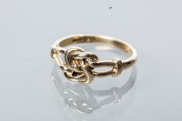 Lot 1910 - NINE CARAT GOLD KNOT DESIGN RING on split...