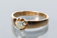 Lot 1924 - VICTORIAN DIAMOND SOLITAIRE RING set with an...