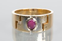 Lot 1955 - GENTLEMAN'S STAR RUBY RING the oval cabochon...