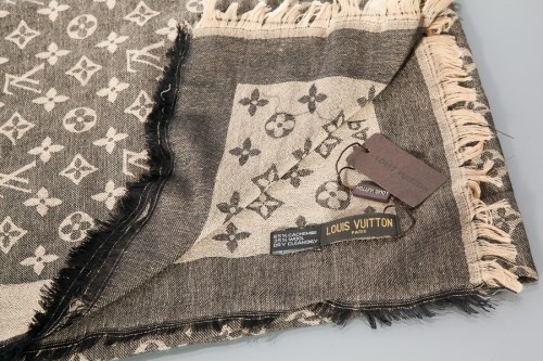 Sold at Auction: Louis Vuitton, Louis Vuitton Louis Vuitton scarf