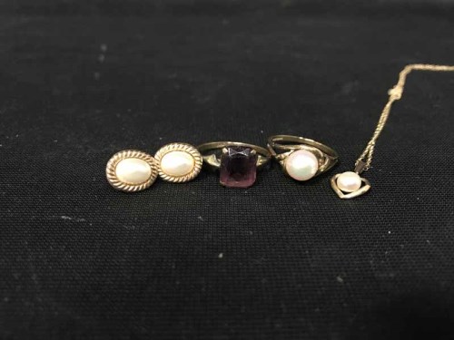 Lot 43 - GOOD LOT OF COSTUME JEWELLERY including some...
