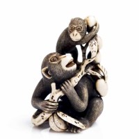 Lot 283 - JAPANESE IVORY NETSUKE OF A PAIR OF MONKEYS IN...