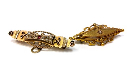 Lot 2 - VICTORIAN NINE CARAT GOLD BROOCH with a...